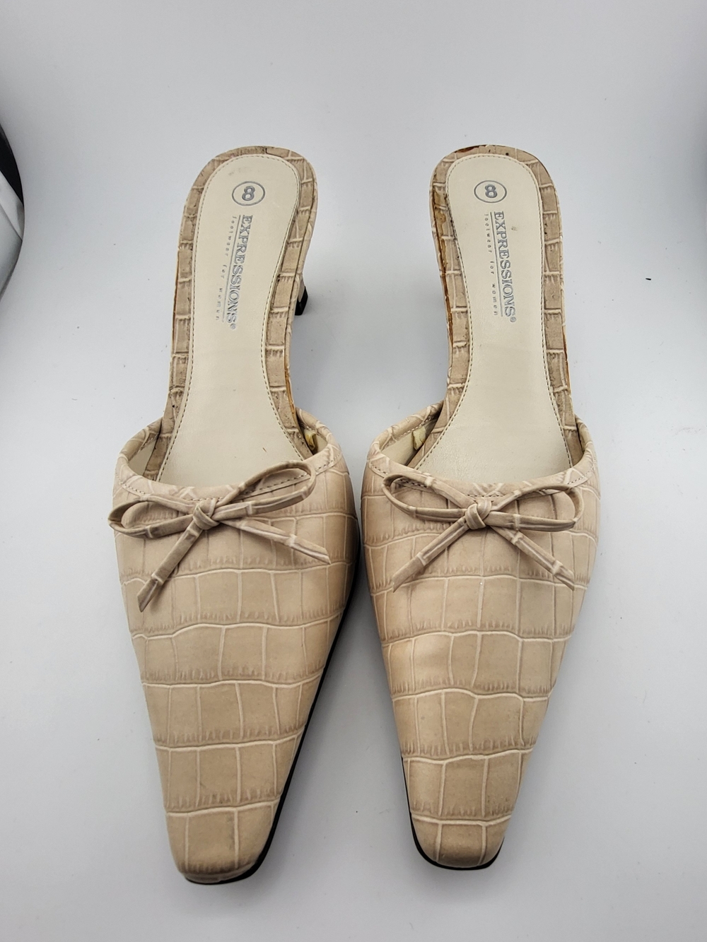 Expressions Beige Croc-Embossed Slip-On Mules with Bow 8 Exc Cond